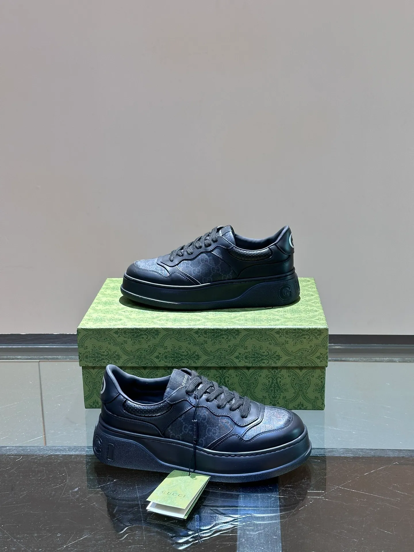 P680 Gucci men's thick-soled biscuit shoe sneakers. This sneaker adopts a thick-soled structure and cleverly uses the three elements of appearance design, color matching and material to show a retro style. The shoes are made of Demetra, a black sustainable material containing at least 70% renewable plant raw materials (viscose fiber, wood pulp, bio-based polyurethane), with a rubber sole. The Gucci web print adds a signature touch to this piece. Thick soles add 5cm to your height and instantly enhance your aura when worn!  Size: 38-44 (38 45 customized)